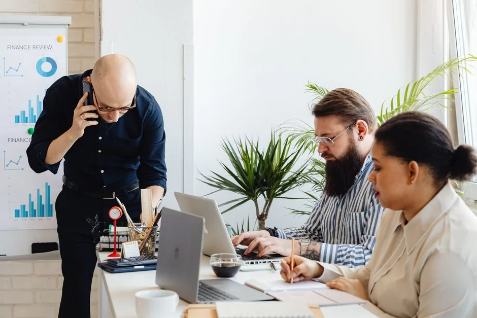 Un homme analysant des stratégies de contenu marketing à l’aide de notes adhésives sur un tableau blanc.